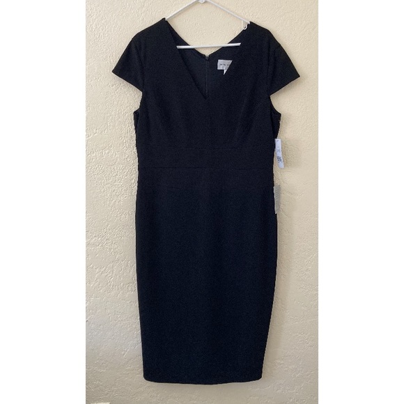 NWOT Donna Morgan Cap Sleeve Crep Sheath Dress in Black Vneck MIDI - Picture 4 of 9